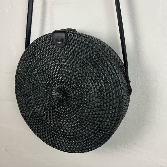 Wicker Crossbody Bag Vintage Style Lined interior Black circular Bag Clasp Close - Picture 6 of 17